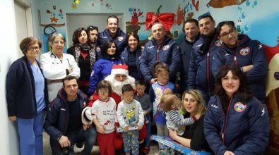 Il Babbo Natale di Bicinsieme in “missione” nel reparto pediatrico dell’ospedale di Vibo (VIDEO)