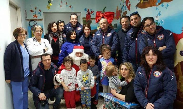 Il Babbo Natale di Bicinsieme in “missione” nel reparto pediatrico dell’ospedale di Vibo (VIDEO)