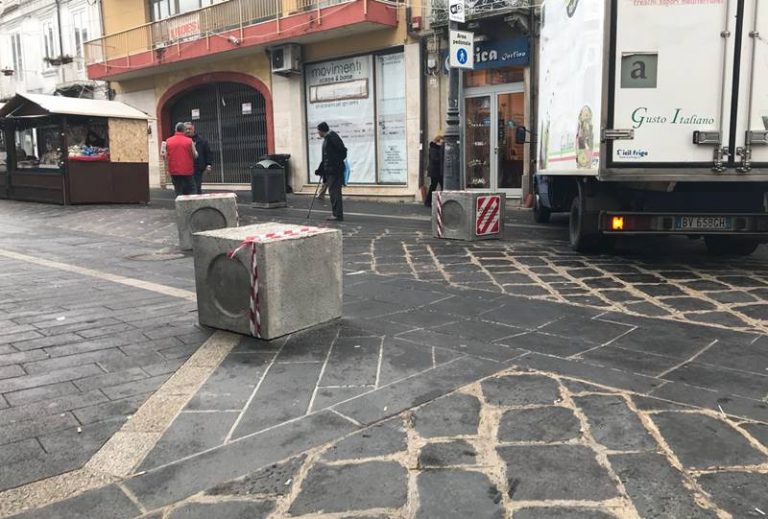 Pozzetti stradali come blocchi anti-terrorismo, sconcerto a Vibo (FOTO)