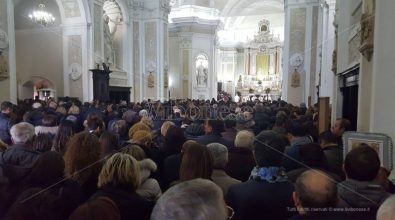 Migliaia di persone al funerale di Gabriella in un clima di dolore e incredulità (VIDEO)