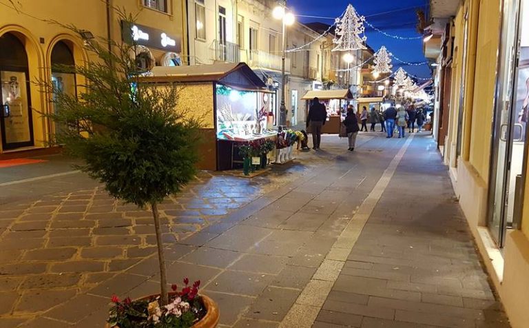 Mercatino di Natale a Vibo, il Comune assegna le casette di legno: ecco a chi sono andate