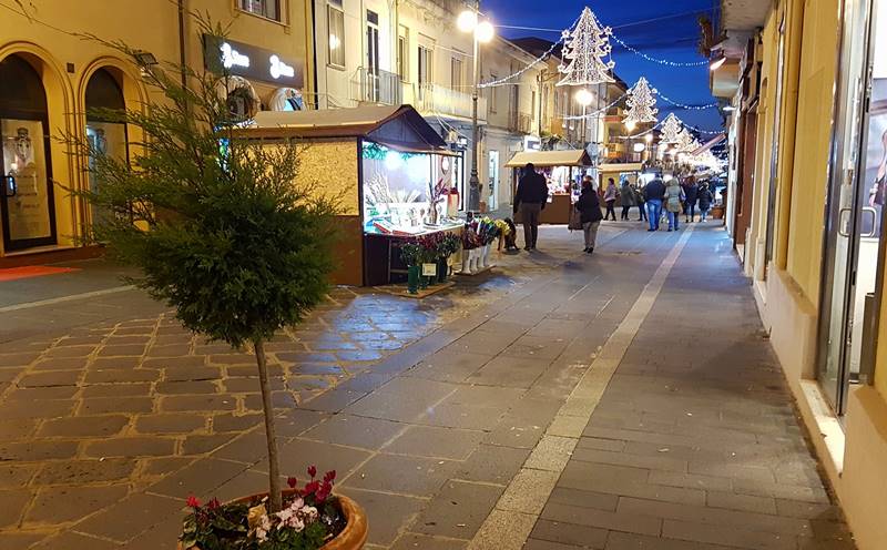 Corso Vittorio Emanuele illuminato a festa (foto Zimatore)