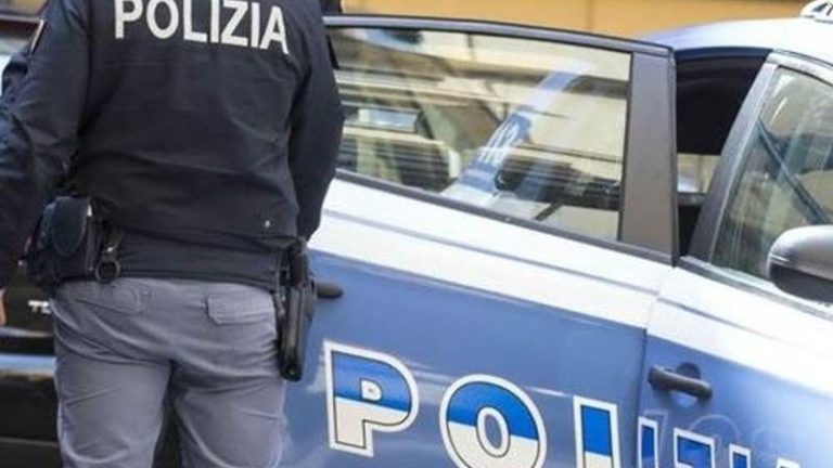 Tenta di uccidersi impiccandosi in diretta social: salvato dalla polizia