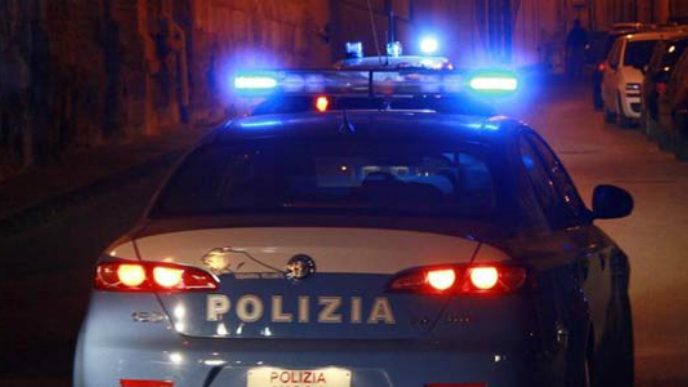 Ubriaco alla guida non si ferma all’alt e tenta di investire la Volante, denunciato