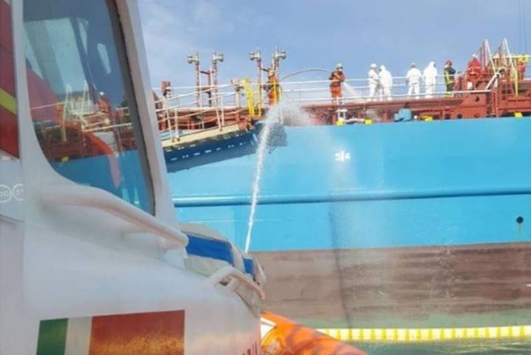 “C’è una bomba sulla petroliera”, l’allarme simulato dà il via all’esercitazione a Vibo Marina (FOTO)