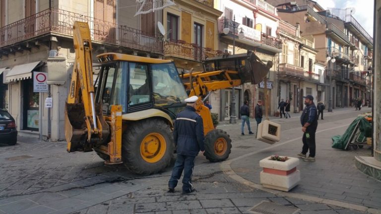 Il Comune di Vibo rimuove i pozzetti fognari usati come blocchi anti-terrorismo