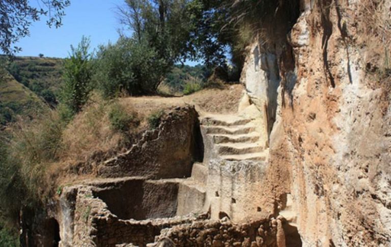 La città di pietra: le grotte e il Museo contadino di Zungri riaprono le porte