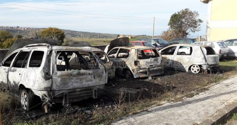 Otto auto incendiate nel Vibonese, indagano i carabinieri (VIDEO)