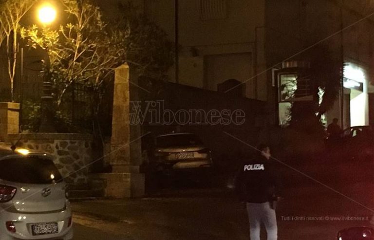 Ancora roghi a Vibo, in fiamme l’auto di un medico in pieno centro