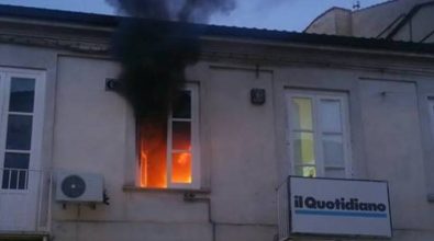 Panico in pieno centro a Vibo, ufficio avvolto dalle fiamme (VIDEO)