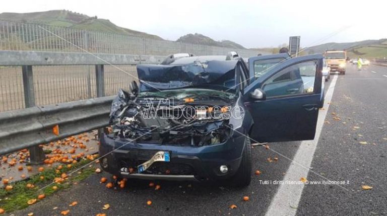 Incidente in autostrada, due feriti e carico di arance sulla carreggiata