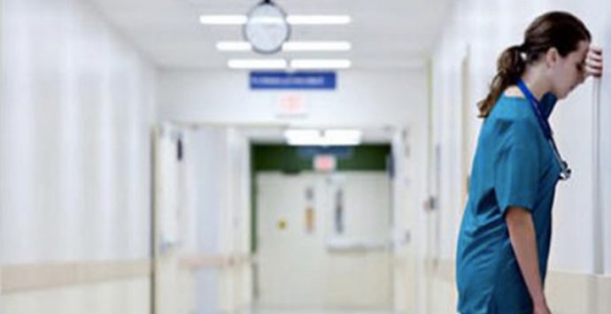 Al lavoro per 16 ore consecutive, medico in servizio a Serra crolla in Pronto soccorso