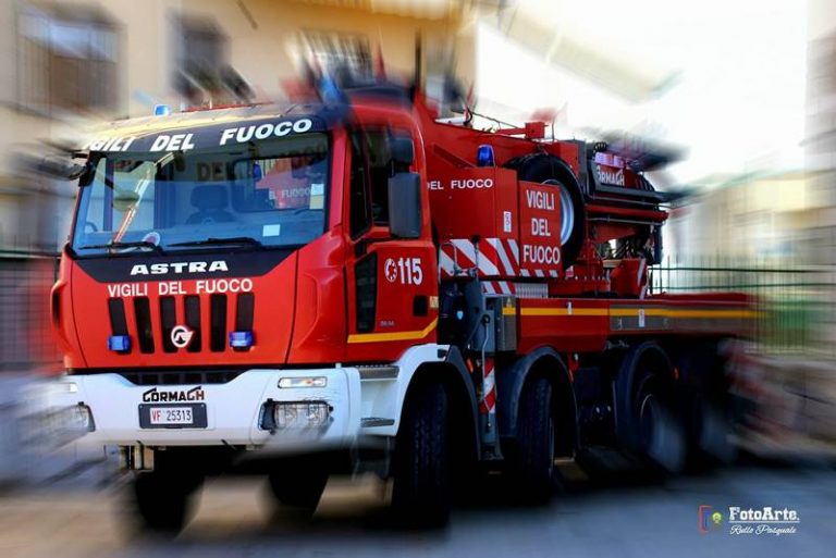 Notte di fuoco nel Vibonese, in fiamme un bar e un’auto