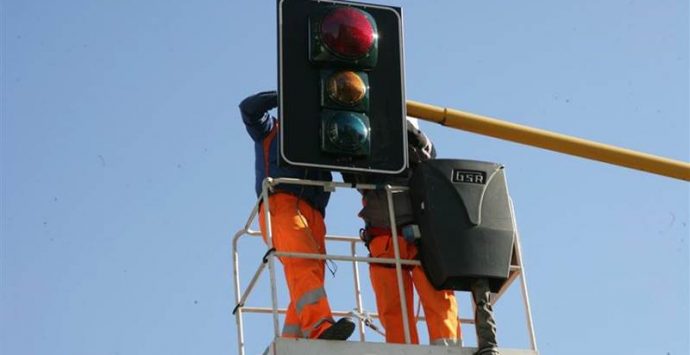 Vibo Valentia: semafori-totem non funzionanti e lasciati all’incuria