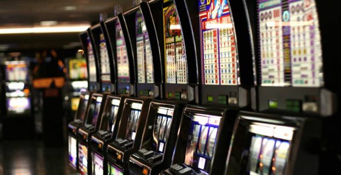 Vibo nel tunnel delle slot machine, nel 2016 “bruciati” in città 32 milioni di euro (VIDEO)