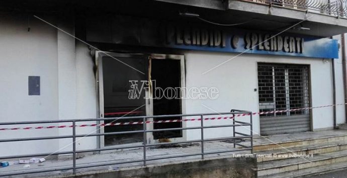 Bomba nella notte a Nicotera, distrutto negozio Splendidi e Splendenti (FOTO/VIDEO)