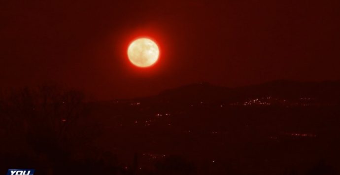 La superluna sorge su Briatico, spettacolo della natura