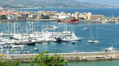 Incendio al porto di Vibo Marina, in fumo due barche in vetroresina