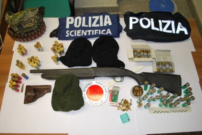 Fucile a canne mozze nascosto in un sottotetto a Gerocarne, arrestata 52enne