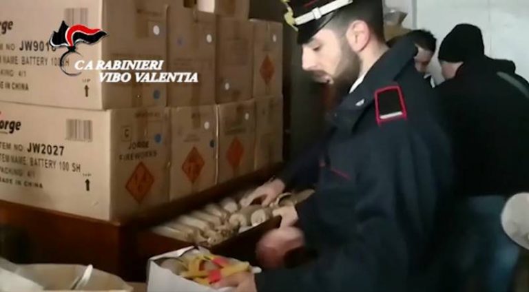 Nascondeva 350 chili di botti illegali in un magazzino, un arresto a Parghelia (VIDEO)