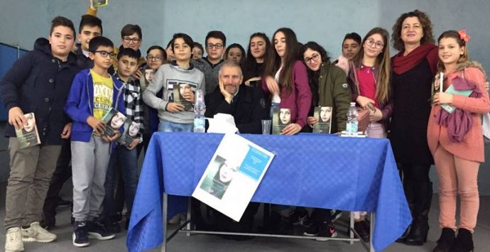 “Libri nelle scuole”, lo scrittore Francesco Carofiglio a San Costantino Calabro
