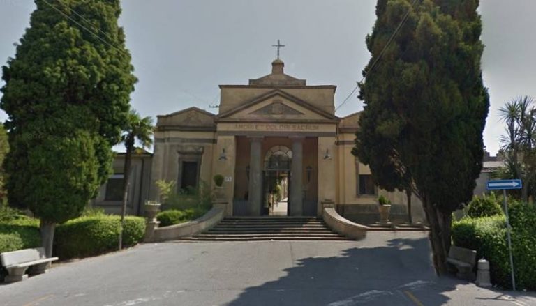 Dopo le proteste il Comune di Vibo torna sui suoi passi: “Cimitero aperto tutti i giorni”