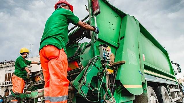 Briatico, rifiuti nel caos. Il Comune accusa i cittadini: «Regolamento disatteso»