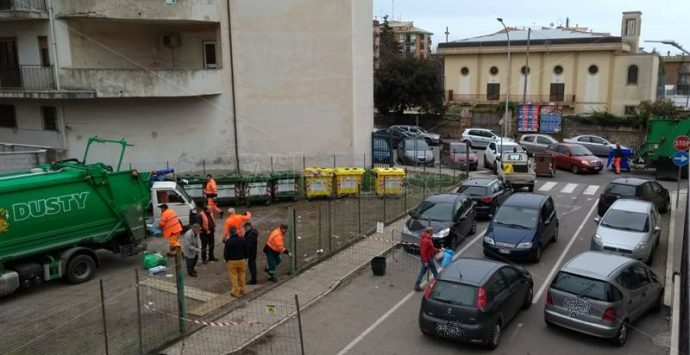 Eco-punto in pieno centro a Vibo, la rabbia dei cittadini: «Situazione fuori controllo»