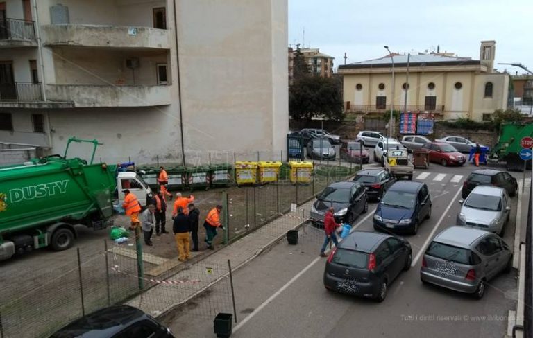 Eco-punto in pieno centro a Vibo, continuano i disagi per i residenti (VIDEO)