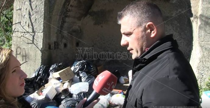Rifiuti abbandonati in strada a Vibo, in arrivo 2000 multe (VIDEO)