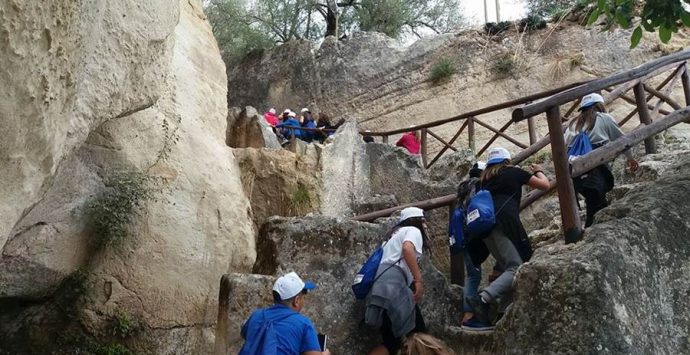 Boom di accessi al sito rupestre di Zungri: 23.500 visitatori incantati dalle grotte nel 2017 (VIDEO)