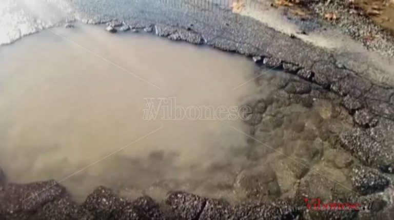 Guasto alle tubature, si allaga il piazzale della stazione di Vibo-Pizzo (VIDEO)