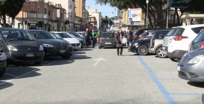 Vibo, scoppiano alcuni petardi in piazza: giovane ferito a una mano