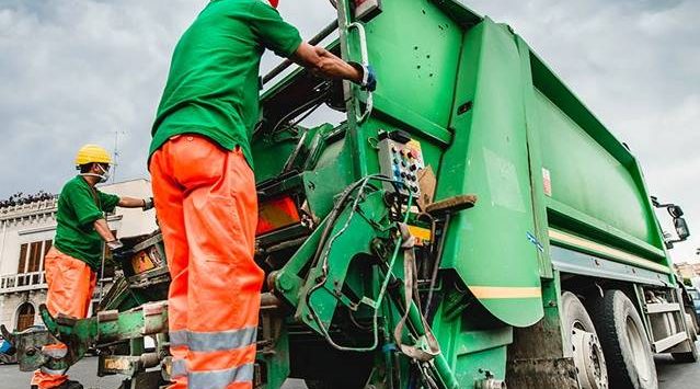 Rifiuti, Slai Cobas: «Lavoratori da mesi senza stipendio in 14 comuni del Vibonese»