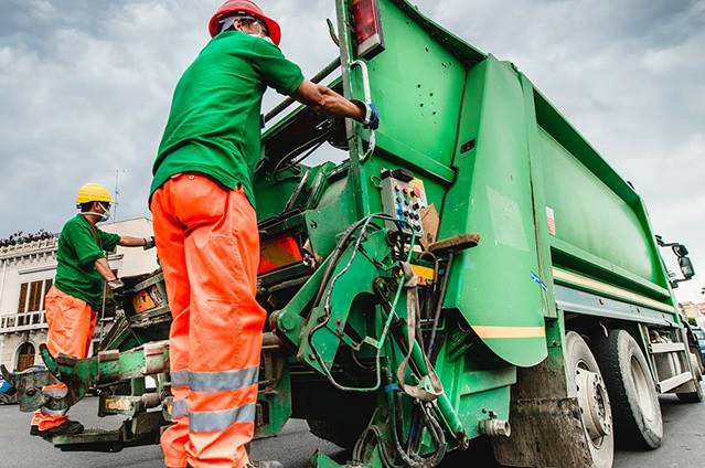 Lavoratori senza stipendio, a Pizzo a rischio la raccolta rifiuti