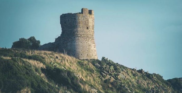 Torre Parnaso nel degrado, Nicotera alla Soprintendenza: «Joppolo la metta in sicurezza»