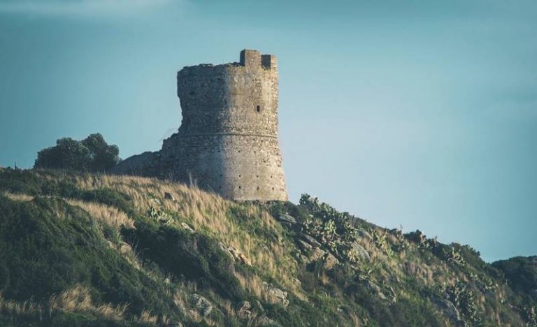 Torre Parnaso nel degrado, Nicotera alla Soprintendenza: «Joppolo la metta in sicurezza»