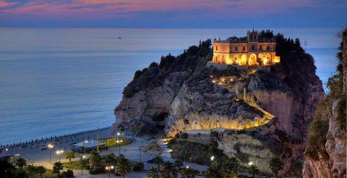 La spiaggia di Tropea continua a stregare gli inglesi: è l’11a località più ambita d’Italia