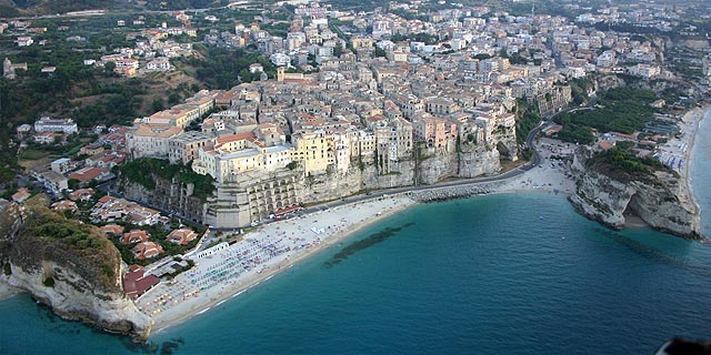 Aggressione a Tropea, la reazione dei commissari: «I cittadini scelgano da che parte stare»