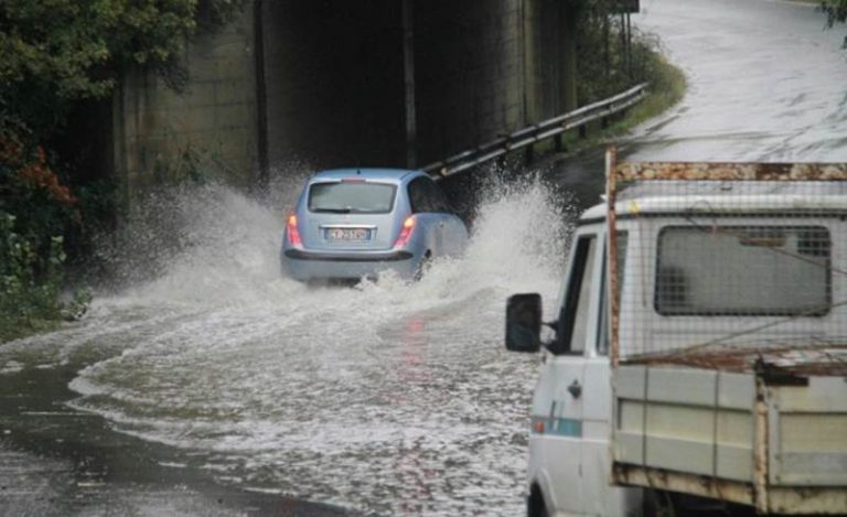 Strada allagata, deviazione sulla Statale 18, chiusa fra San Calogero e Candidoni