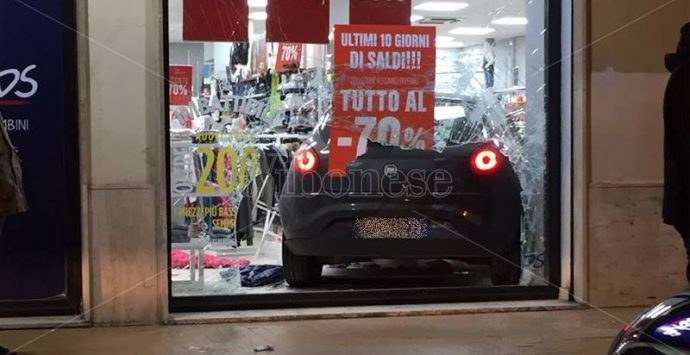 Incidente a Vibo, perde il controllo dell’auto e sfonda la vetrina di un negozio (FOTO-VIDEO)