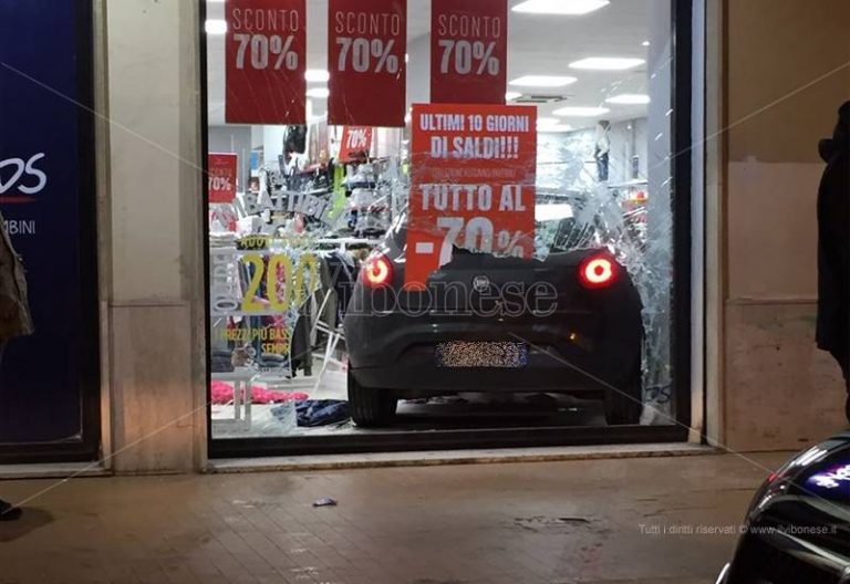 Incidente a Vibo, perde il controllo dell’auto e sfonda la vetrina di un negozio (FOTO-VIDEO)