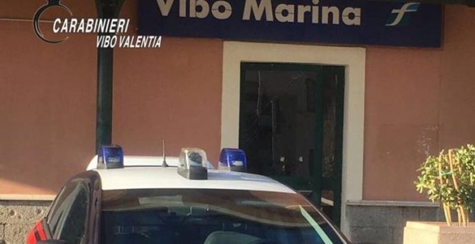 Si sdraia sui binari alla stazione di Vibo Marina, suicidio sventato dai carabinieri