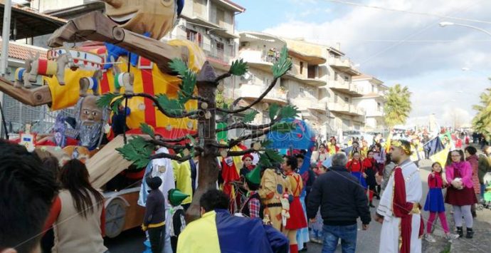 Carnevale 2018 | Giornata di sfilate e allegria in molti centri del Vibonese (VIDEO)