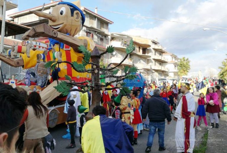 Carnevale 2018 | Giornata di sfilate e allegria in molti centri del Vibonese (VIDEO)
