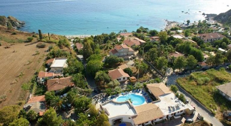 Capo Vaticano: spiaggia di Grotticelle, confermata la barra sulla strada di località Meschita