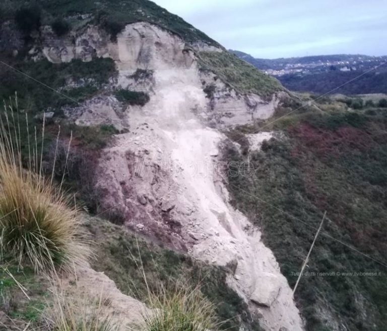 Frana nel territorio di Parghelia, sul posto i Vigili del fuoco