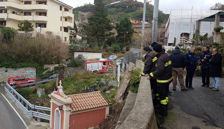 Tropea, si aggrava il cedimento in via Carmine: Vigili del fuoco al lavoro