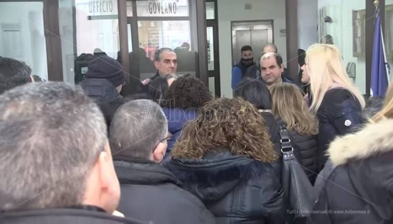 Vertenza Lsu-Lpu, protesta in Prefettura a Vibo: «Pronti a consegnare le tessere elettorali» (VIDEO)