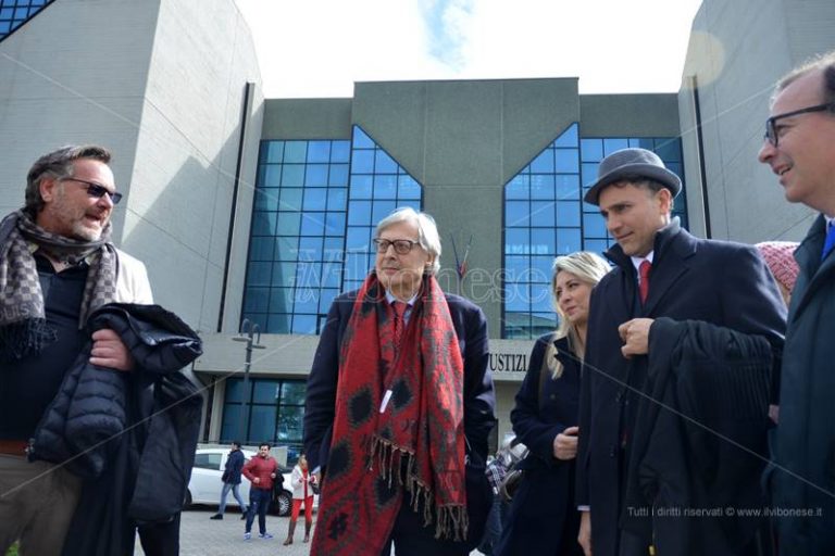 Processo “Overing” fra narcotraffico e quadri rubati: a Vibo la testimonianza in aula di Vittorio Sgarbi